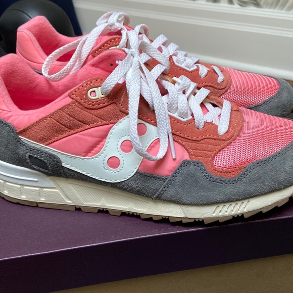 Pink and grey Saucony sneakers - Picture 1 of 6